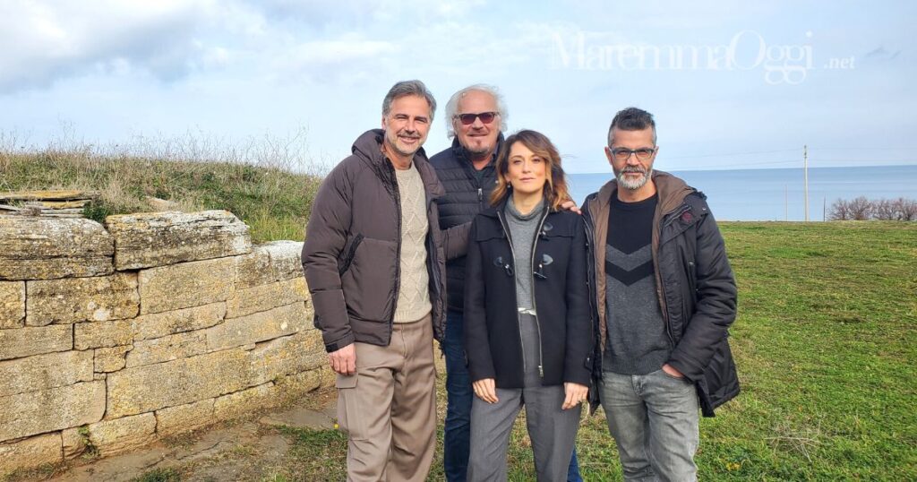Linea Verde rai 1 Da sinistra: Giuseppe Convertini, Daniele Carminati (regista), Marta Coccoluto (responsabile parco archeologico Baratti-Populonia) e Andrea Caterini