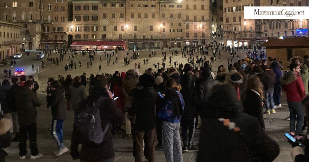 Piazza del Campo piena di gente dopo la prima scossa