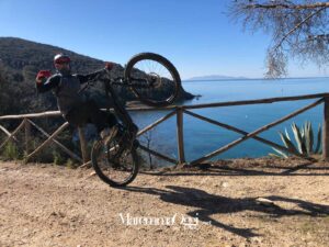 La Maremma in e-bike: un passaggio all'Argentario, sullo sfondo il Giglio