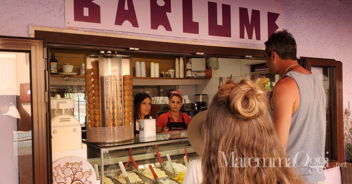 Barlume gelrteria a istia durante l'inaugurazione con le persone in fila davanti al banco del gelato