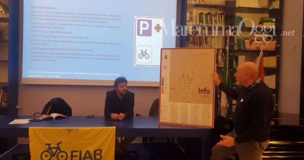 Un esempio di pannello informativo illustrato da Fedi con l'assessore Megale