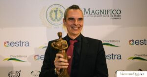 Giorgio Franci col il premio per il miglior olio