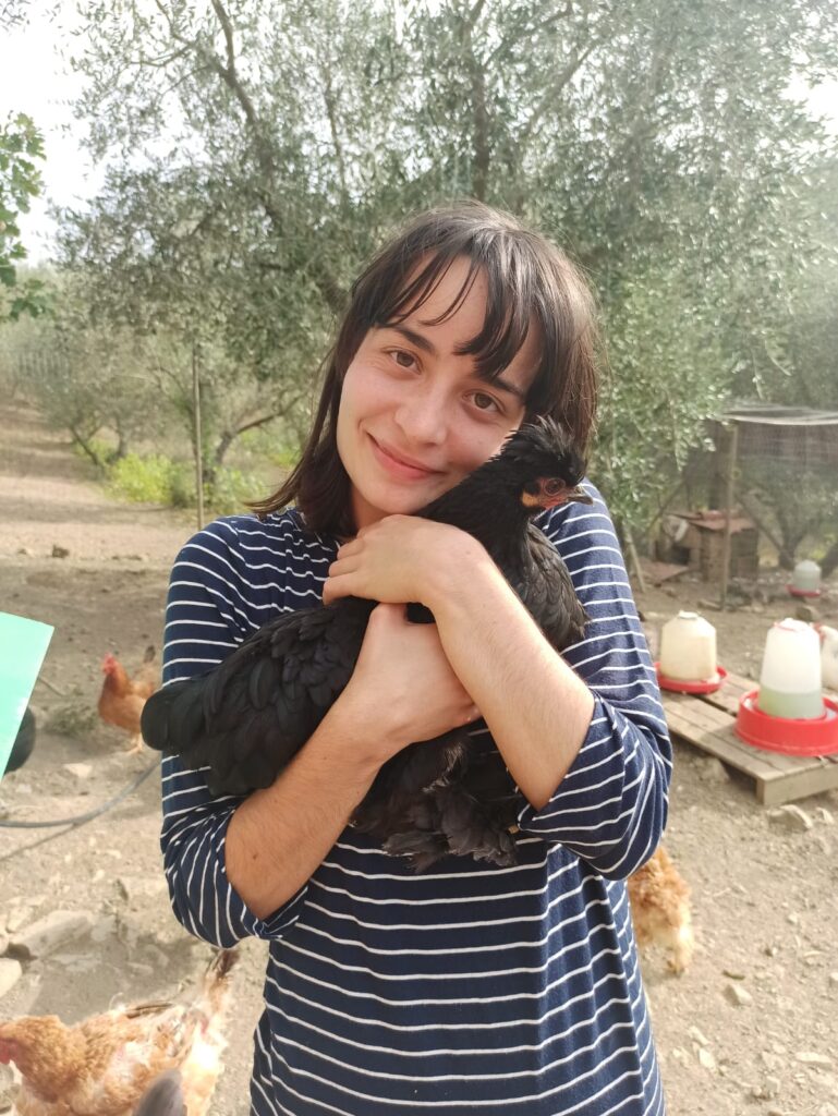 Serena con una gallina nera in braccio