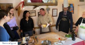 Gli studenti al ristorante il Boccaccio a Caldana con o chef Signori e l'assessore Tonini durante la preparazione dei tortelli