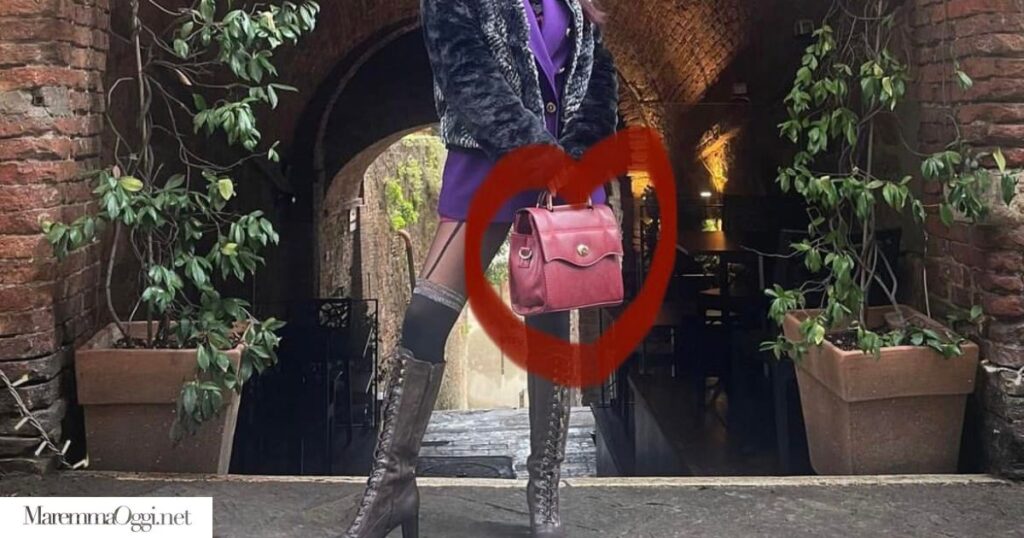La borsa indicata dalla ragazza alla quale è stata sottratta, in una foto in cui ancora ne era in possesso