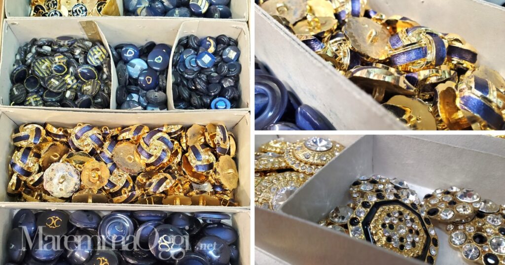 Alcuni bottoni dorati e blu alla Casa del Bottone