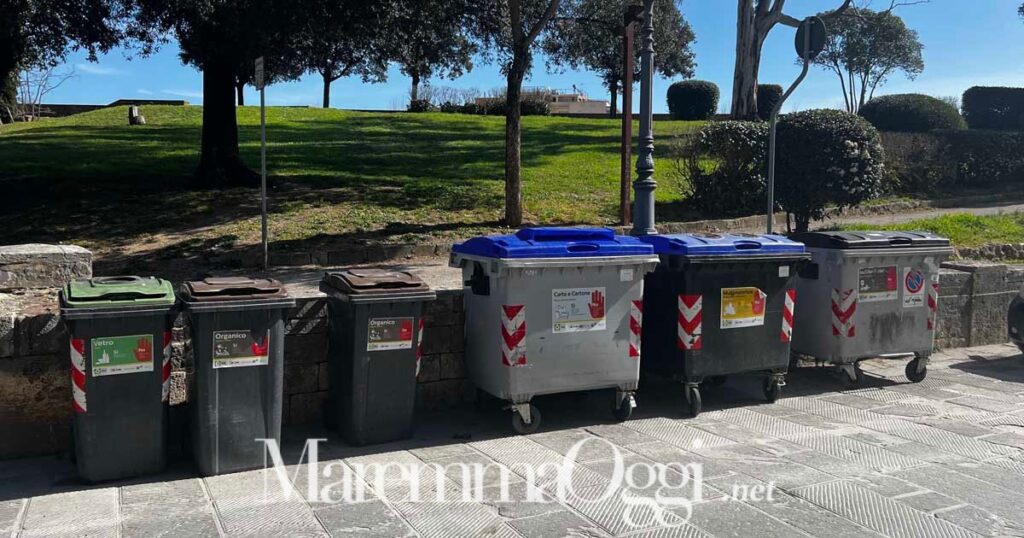 Cassonetti liberi dei rifiuti in via Saffi, nel centro storico. Anche questi spariranno da lunedì