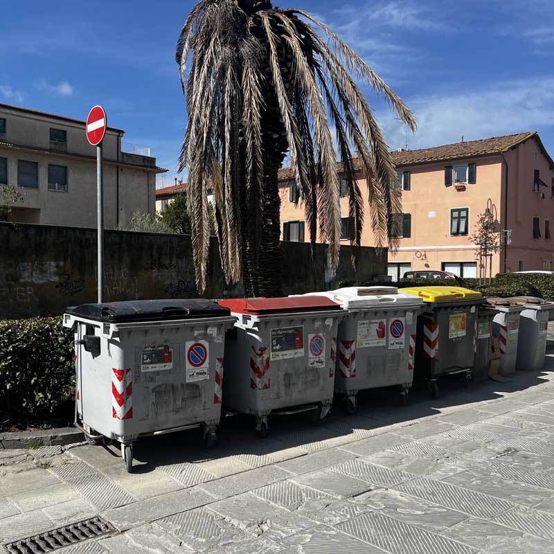 Cassonetti dei rifiuti in centro storico