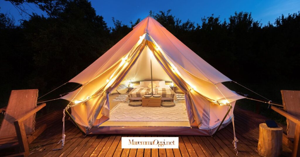 Una tenda attrezzata in un glamping, il camping di lusso