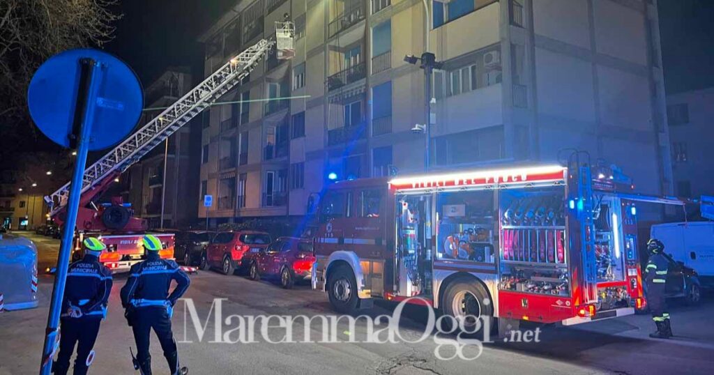 Fuoco nell'appartamento: vigili del fuoco e polizia municipale in via Fossombroni