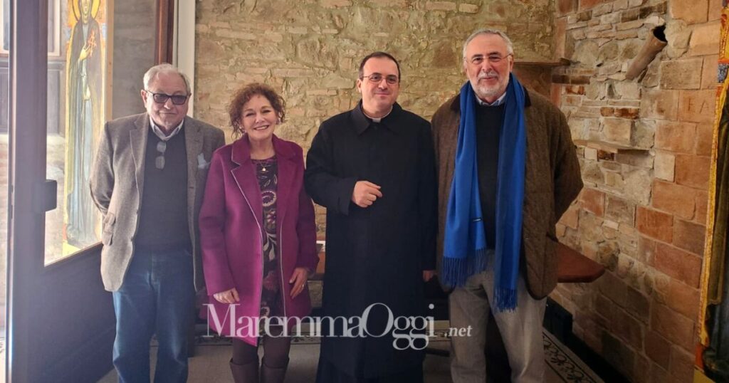 Società e diocesi salutano una nuova sede della Dante Alighieri con una foto di gruppo