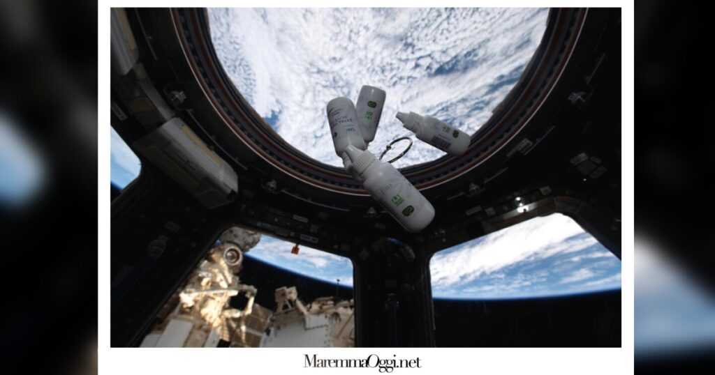 Dei campioni di olio extravergine d'oliva nella stazione spaziale internazionale, sullo sfondo il pianeta terra visto dall'oblò