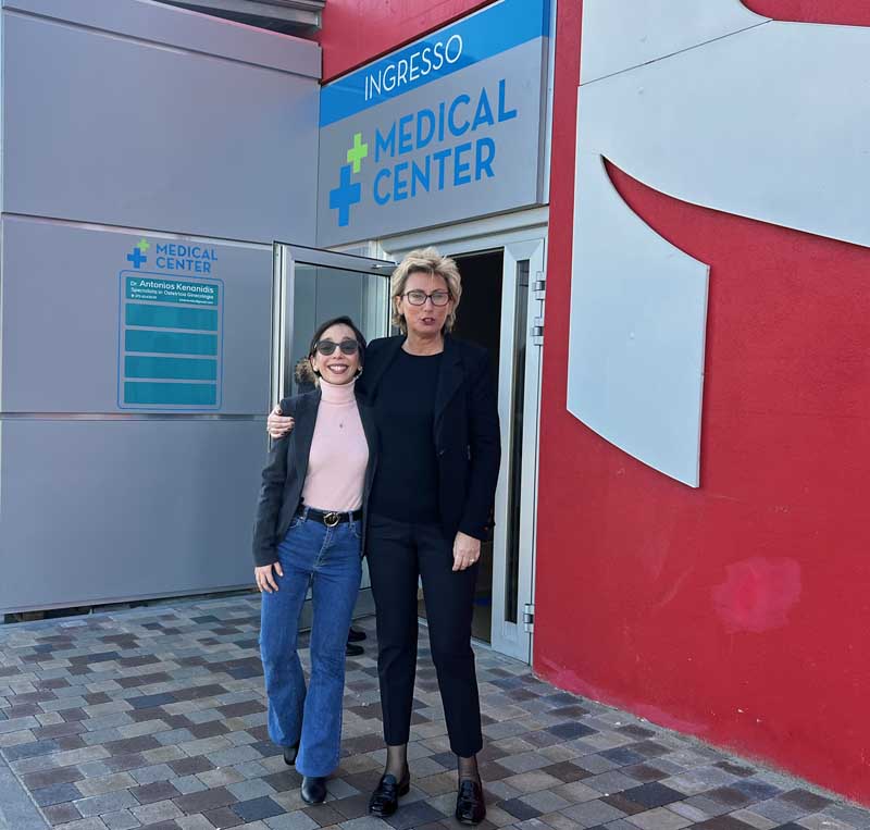 Stefania Ricci e Martina Guadalti daventi all'ingresso del Medical Center