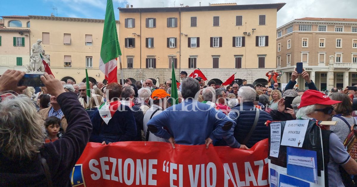La protesta dell'Anpi Palazzoli, di spalle mentre parla il sindaco @maremmaoggi