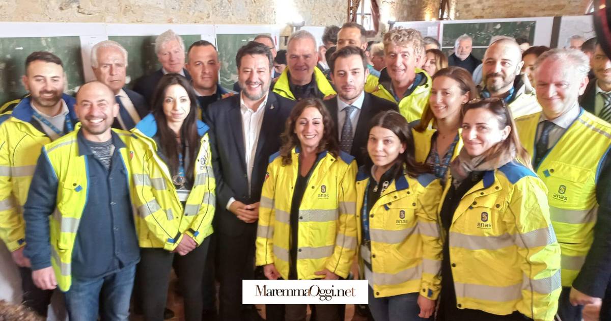 Foto di gruppo sul cantiere con il ministro Salvini