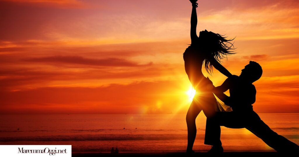 ballo, una coppia che balla sulla spiaggia