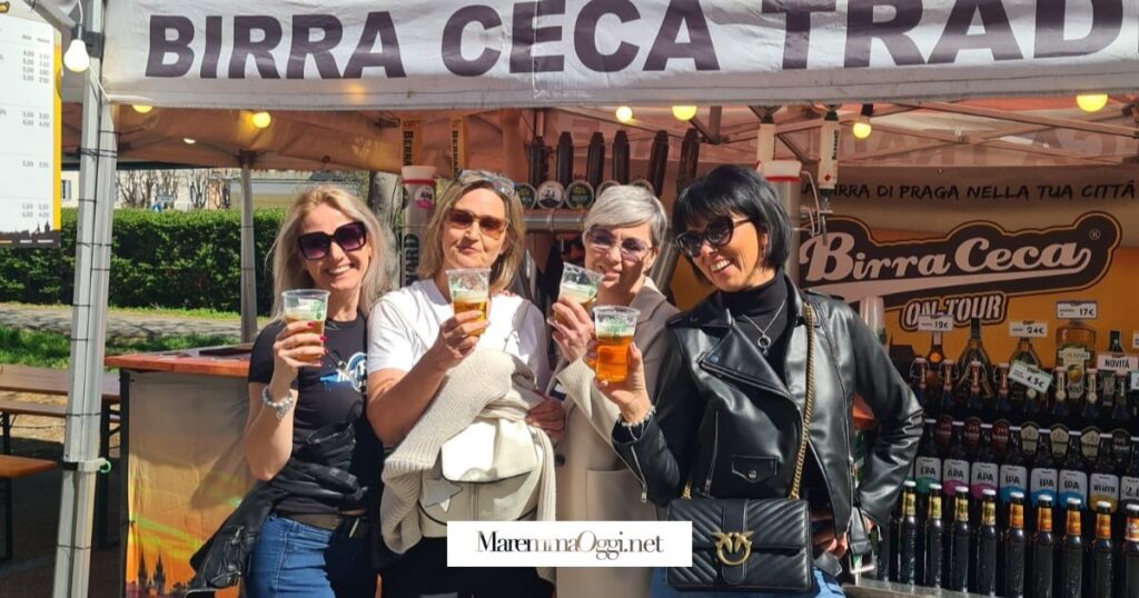 Ragazze bevono birra davanti allo stand di Birra Ceca in Tour