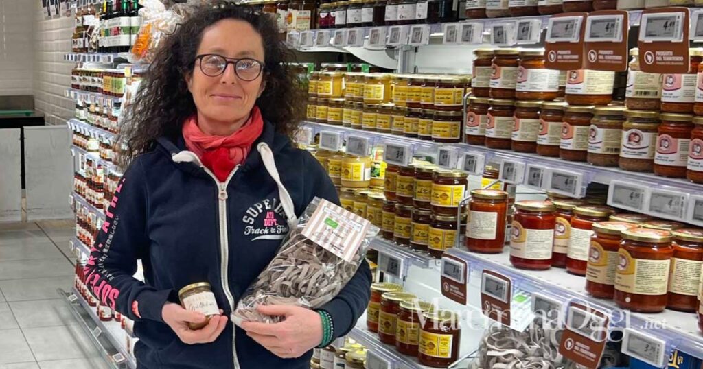 Chiara Bartolini con alcuni dei suoi prodotti nel nuovo supermercato Conad di via Scansanese, a Grosseto