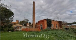 La ciminiera della centrale elettrica dell'ex Ilva