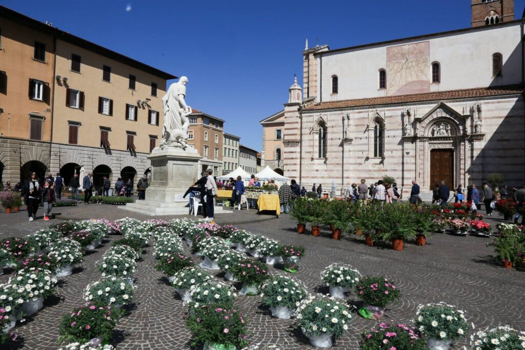 Festa di primavera in piazza Dante con i fiori