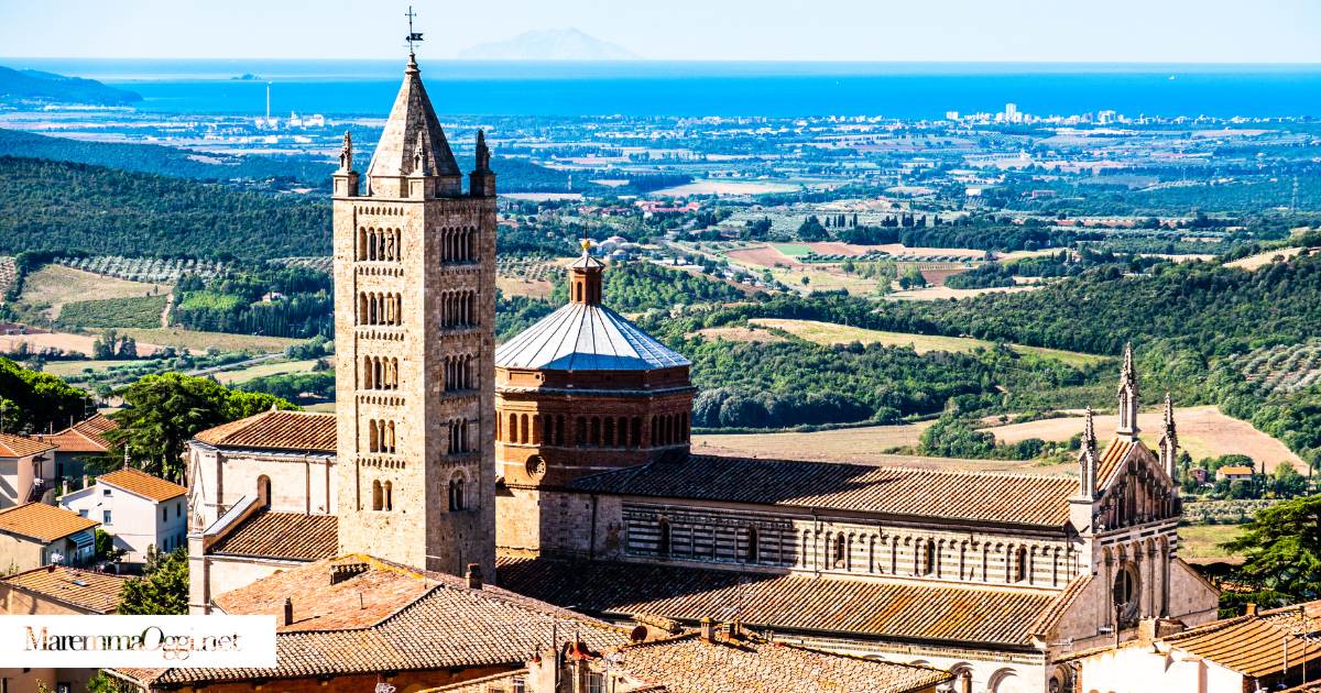 Una splendida immagine di Massa Marittima, sullo sfondo Follonica. Si intravede anche Montecristo