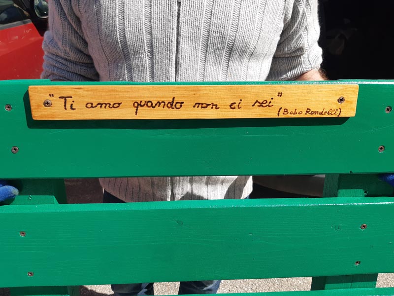 La scritta sulla panchina