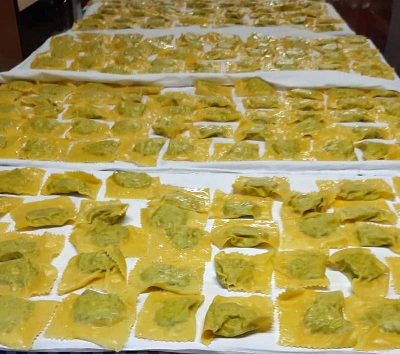 Tortelli pronti per essere cotti in una sagra in Maremma