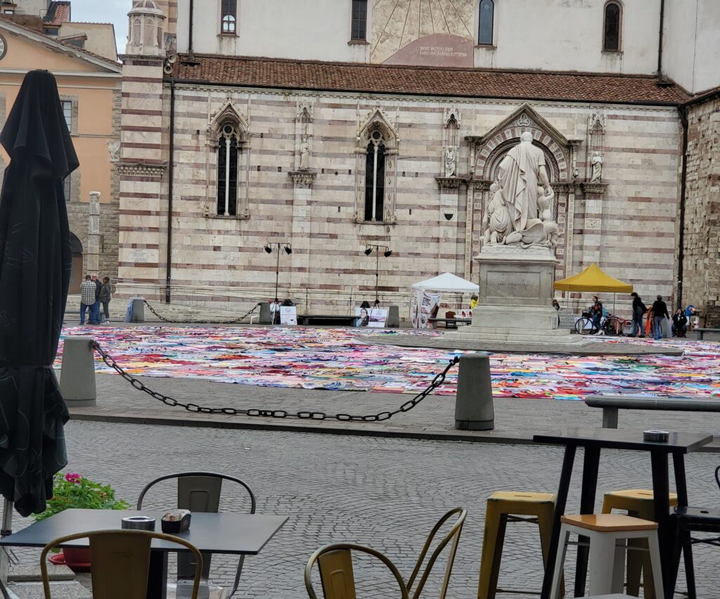 Una veduta di piazza dante dai tavoli sotto ai portici, "a rischio piccione"