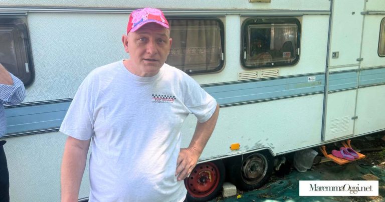 Michele Rossi, detto Ape, davanti a una delle sue roulotte