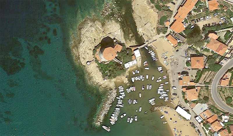 Le barche ormeggiate a Campese in Google Earth, immagine del 10 agosto 2019