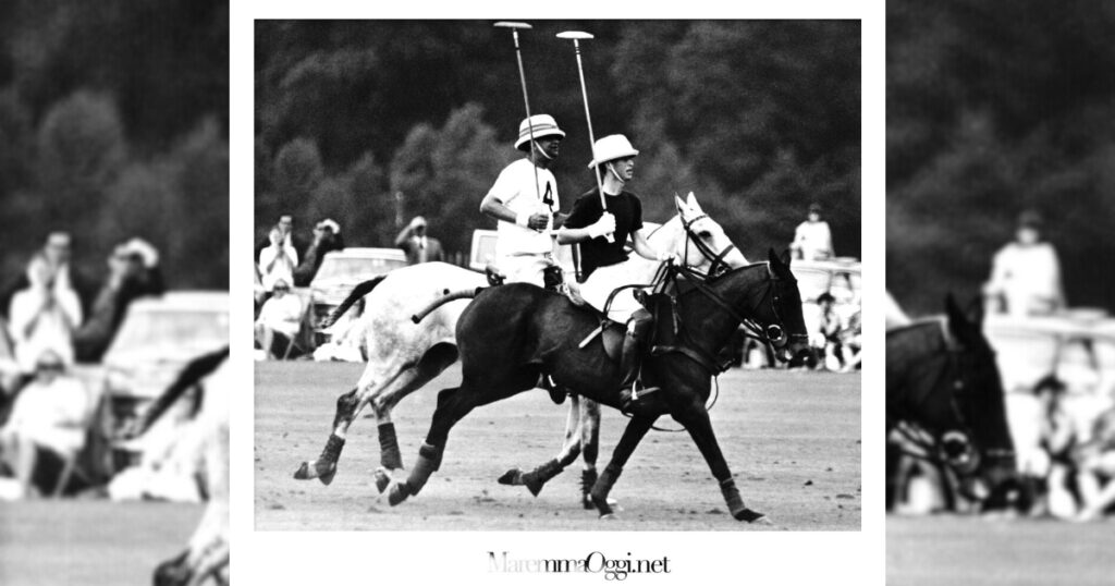 Carlo d'Inghilterra durante una partita di polo a Punta Ala