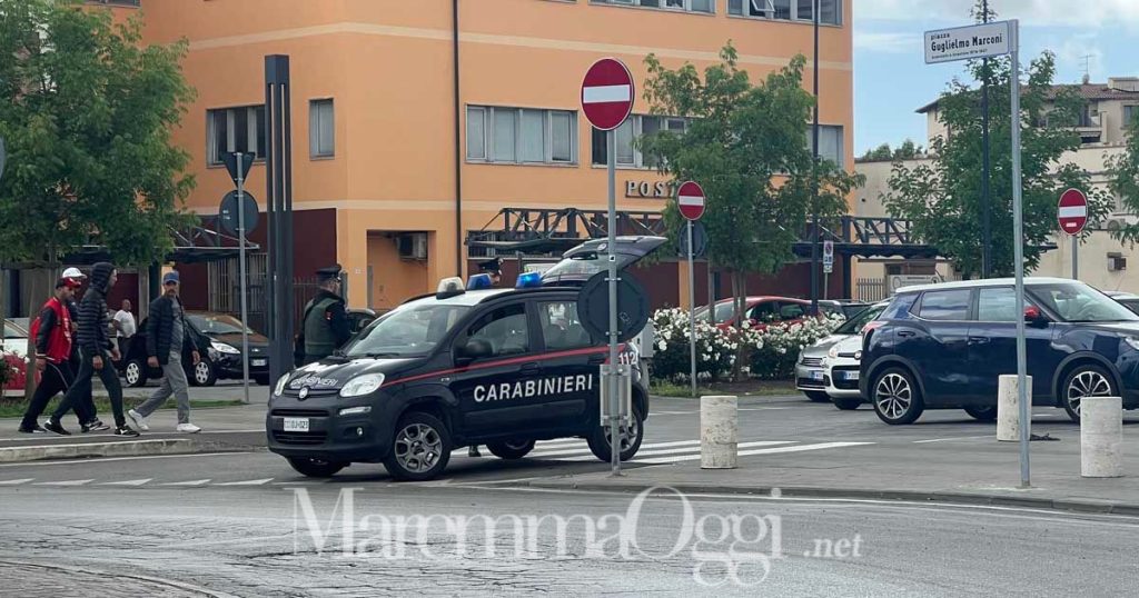 Controlli dei carabinieri alla stazione di Grosseto