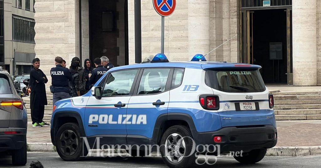 Controlli della polizia in piazza della Vasca a Grosseto