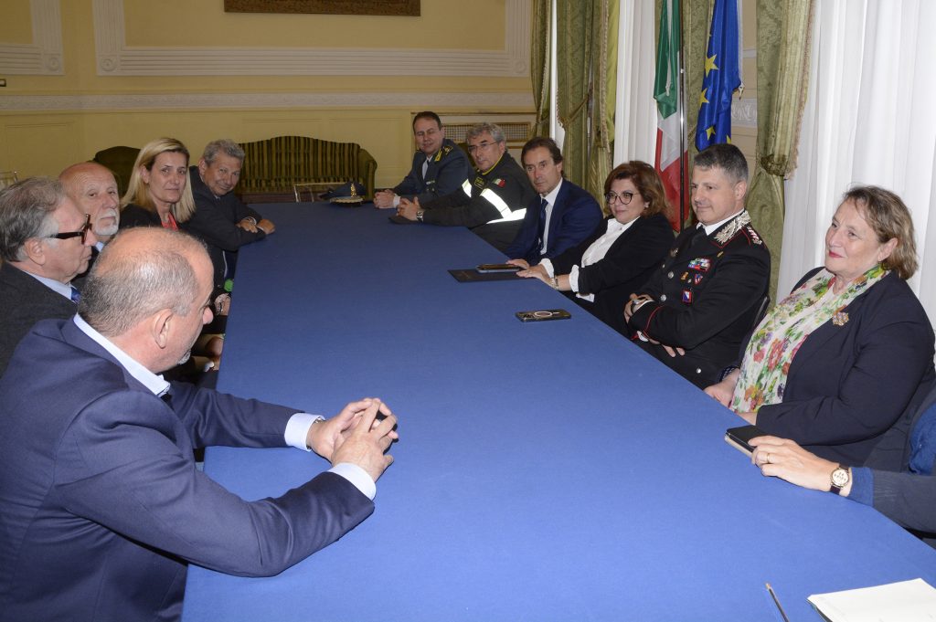Le istituzioni al tavolo: prefettura, sindaci, carabinieri, guardia di finanza e questura
