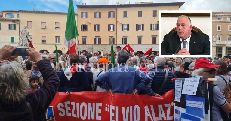 Le contestazioni al sindaco in piazza