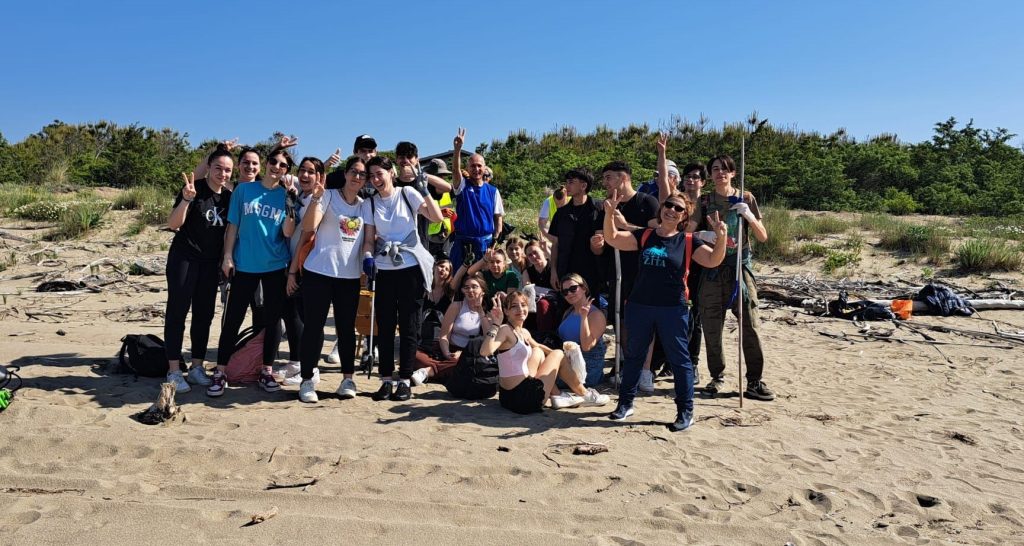 Il gruppo che ha pulito la spiaggia