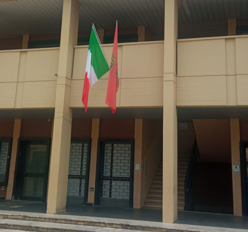 La bandiera del Comune al primo piano a Gorarella dove sono gli uffici