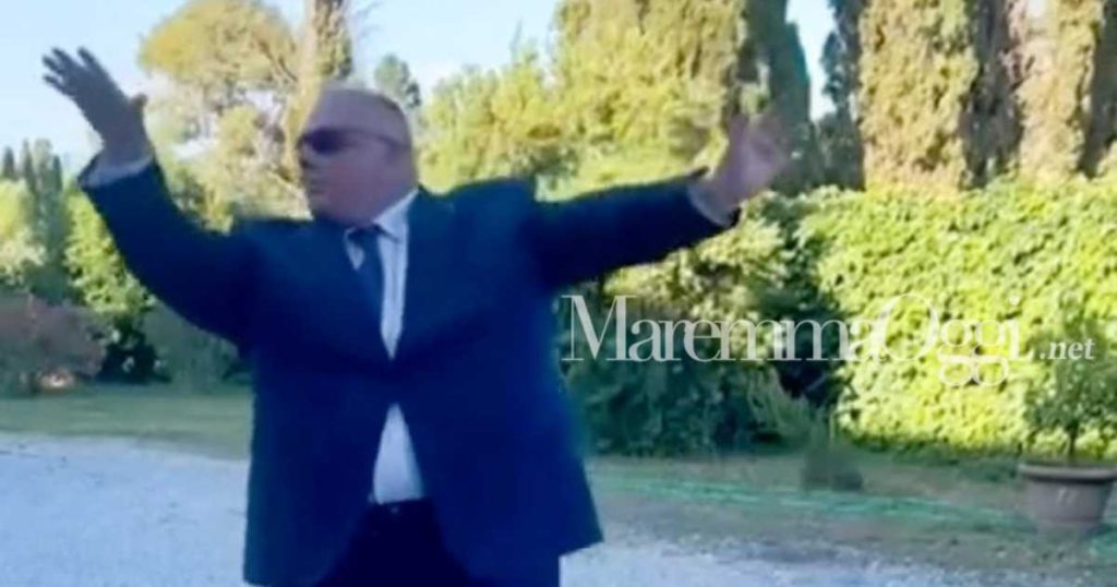 Il sindaco di Grosseto, Antonfrancesco Vivarelli Colonna, con un video su TikTok, balla sulle note di Italodisco dei The Kolors