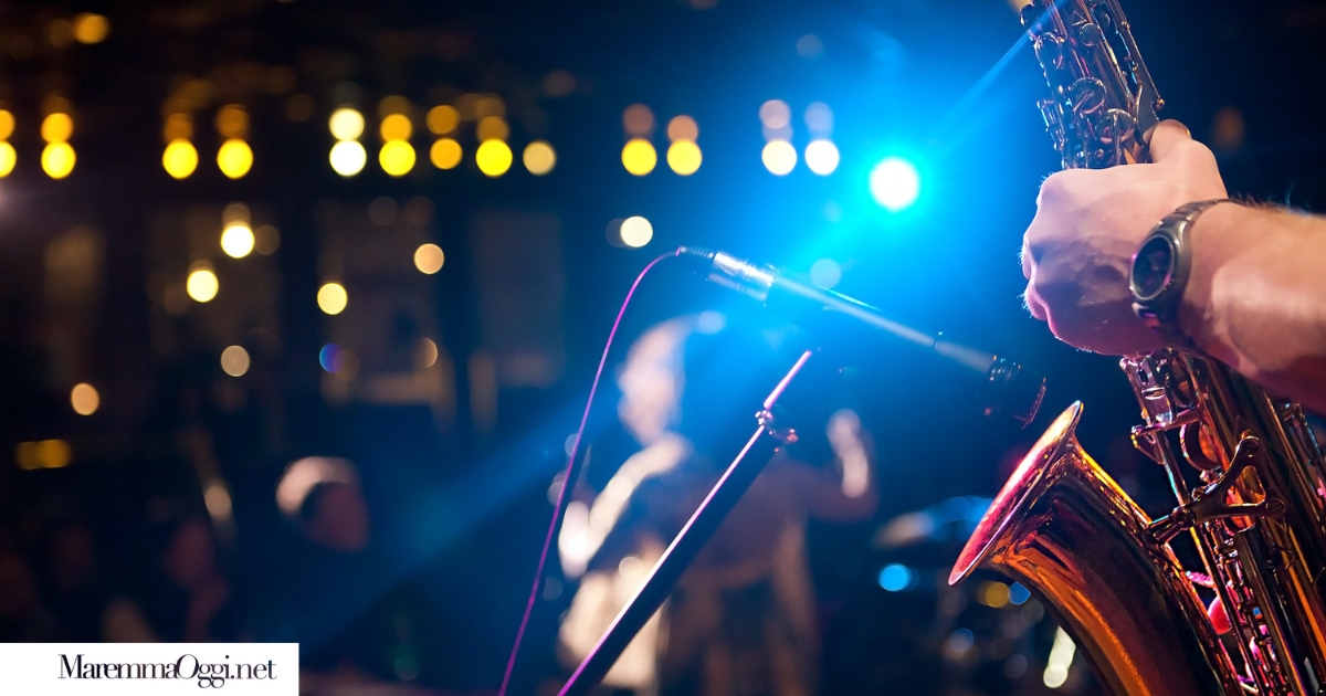 Serata Jazz, jazz night, notti del jazz con un sassofono che suona, sullo sfondo luci del locale