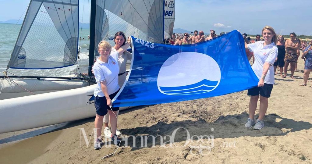 La bandiera blu arrivata con il catamarano a Principina a Mare