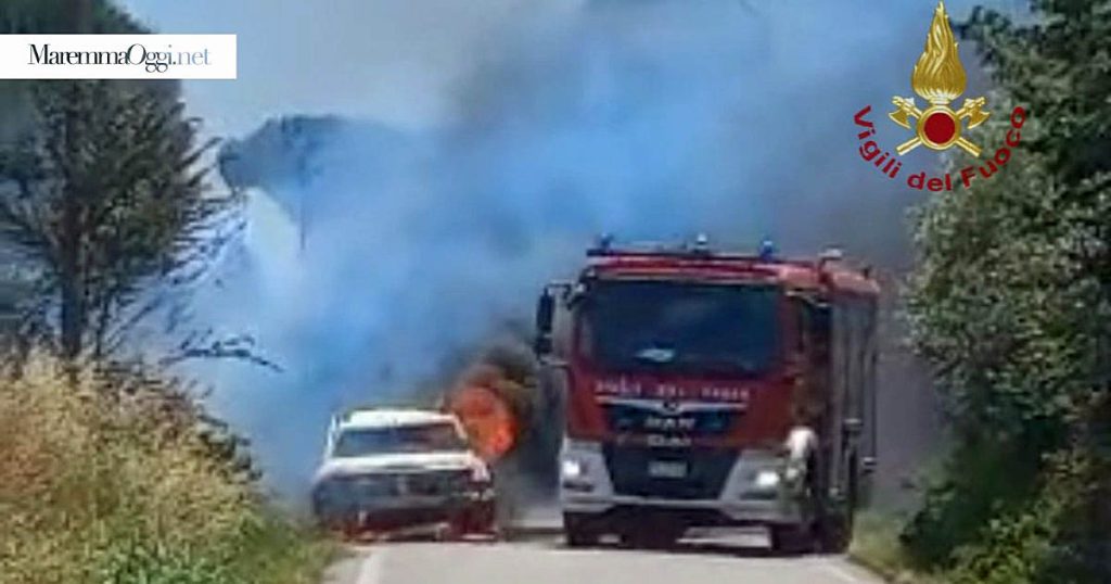 Brucia un'auto a Castiglione, un'immagine dell'intervento dei vigili del fuoco