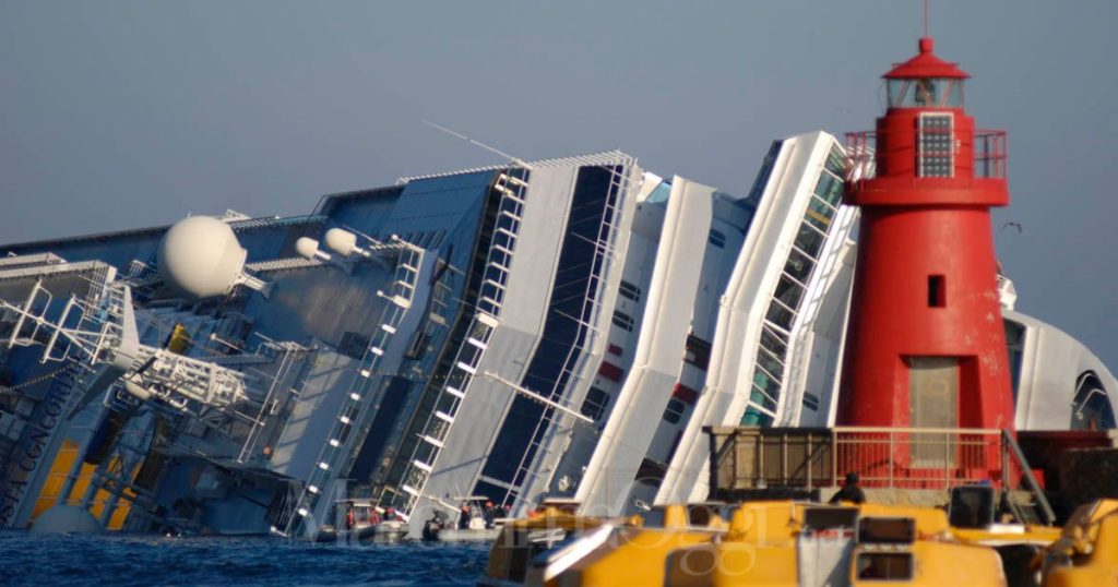 La Costa Concordia, costruita da Fincantieri, nei giorni successivi al naufragio al Giglio