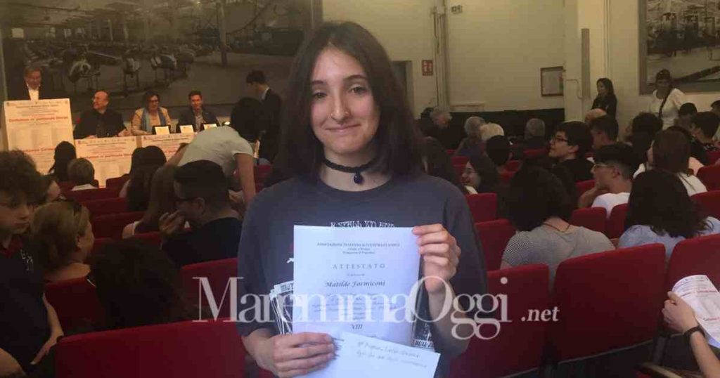 Matilde Formiconi mostra orgogliosa il premio