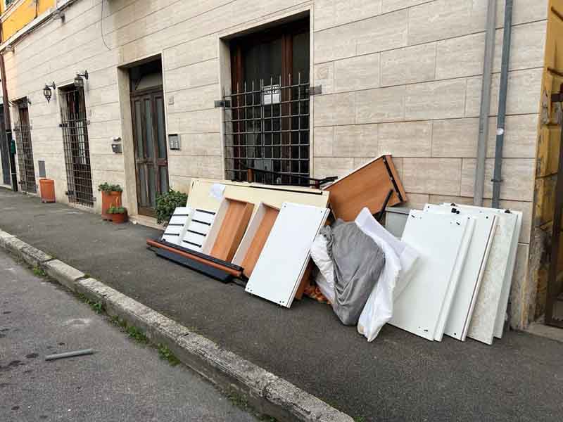 I rifiuti abbandonati in via Trento
