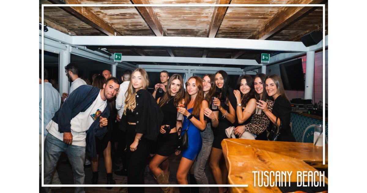 Ragazze e ragazzi al Tuscany Beach