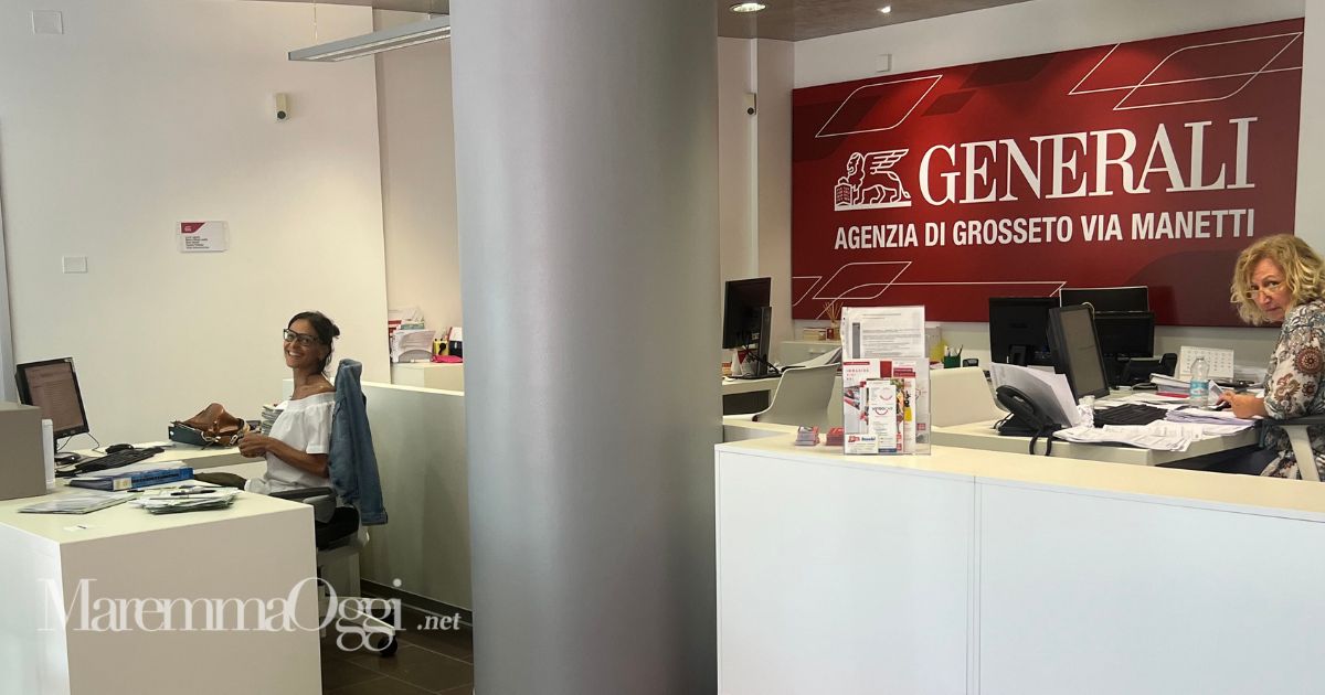 Il banco di accoglienza della nuova agenzia Generali in via Manetti