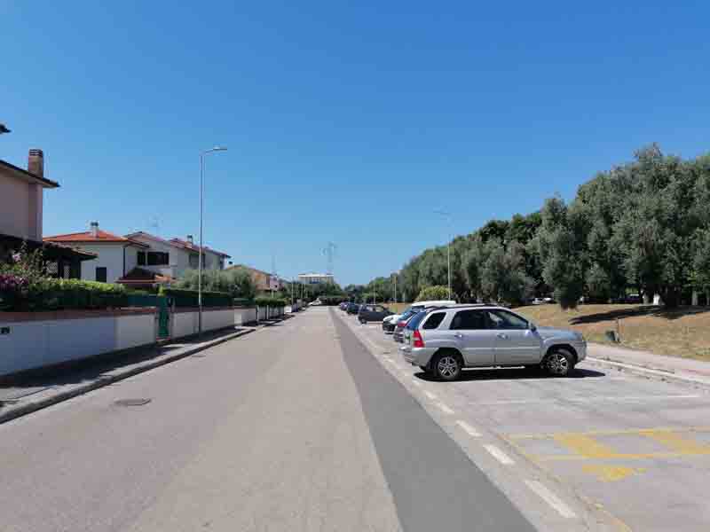 Via Pasolini, dove sono state spaccate otto auto
