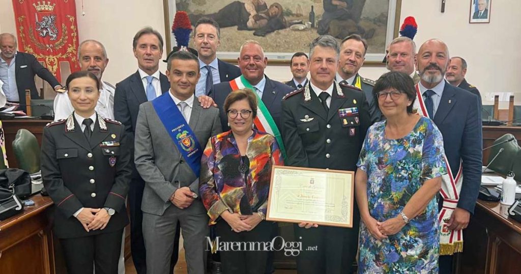 Foto di gruppo con le autorità e la pergamena con la cittadinanza onoraria ai carabinieri