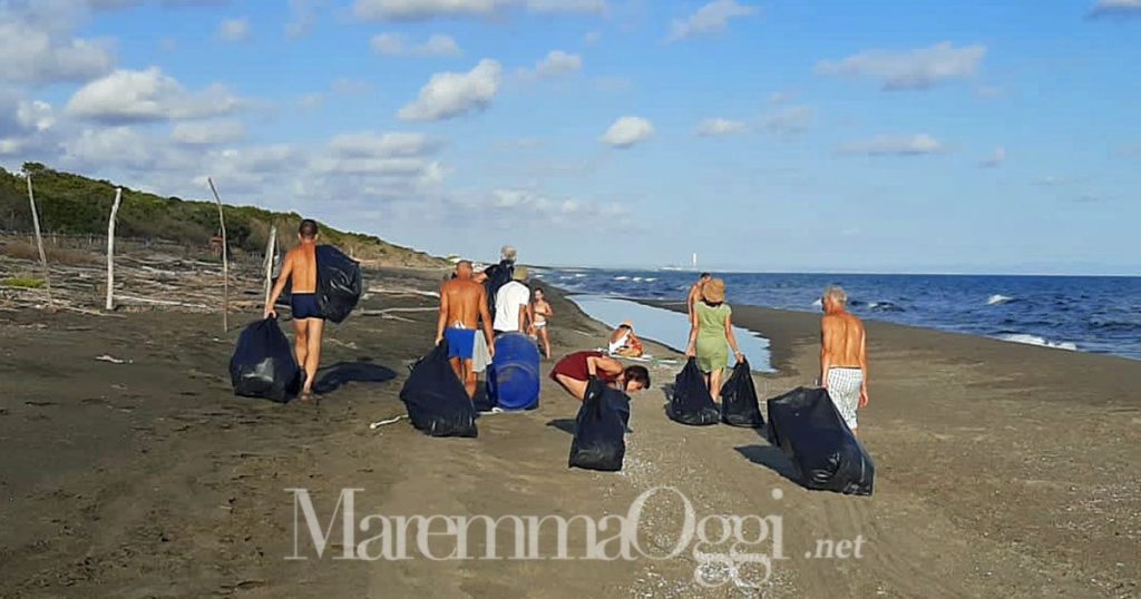 Un momento della pulizia della spiaggia dalle plastiche