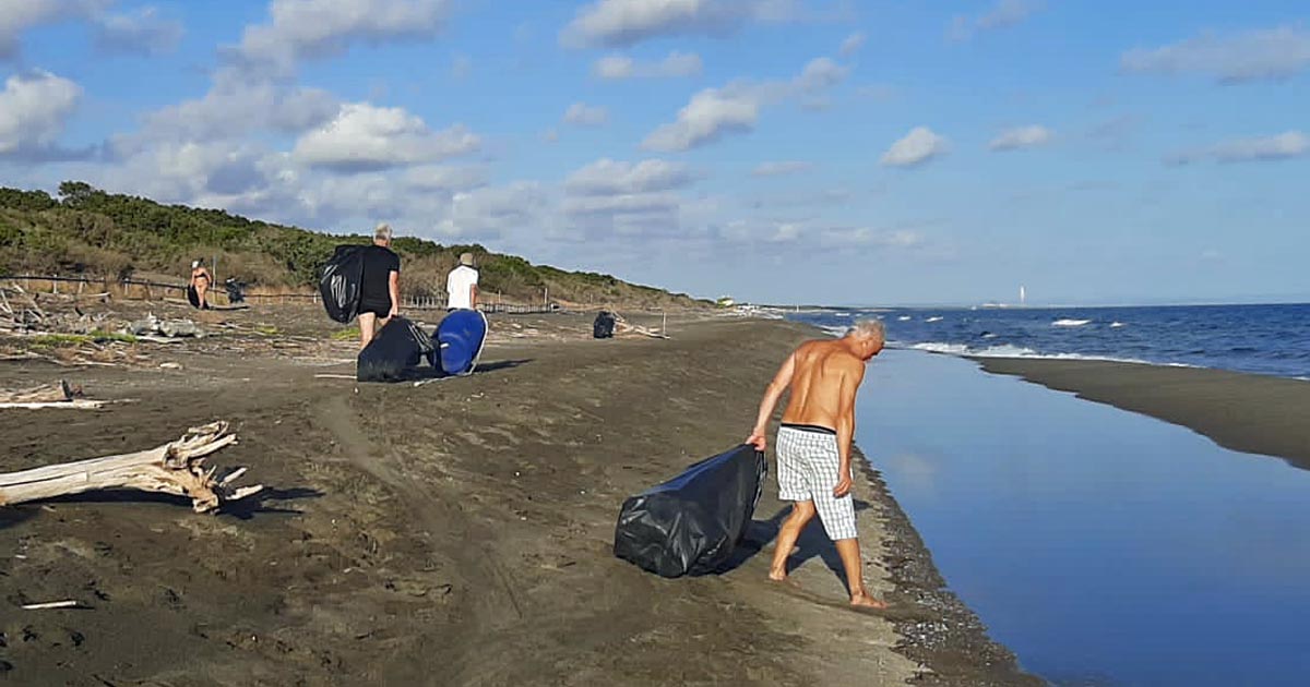 Un altro momento della pulizia della spiaggia fra Macchiatonda e la Torba